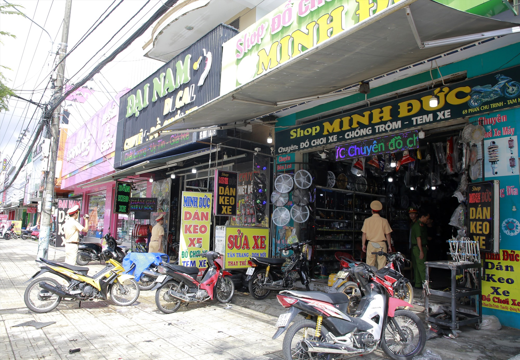 Lực lượng chức năng tỉnh Quảng Nam tiến hành kiểm tra 2 cơ sở kinh doanh tại đường Phan Châu Trinh, thành phố Tam Kỳ.