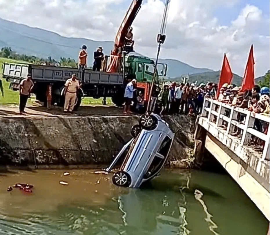 Phát hiện 2 thi thể bên cạnh ô tô chìm dưới mương nước ở Gia Lai Phát hiện 2 thi thể bên cạnh ô tô chìm dưới mương nước ở Gia Lai