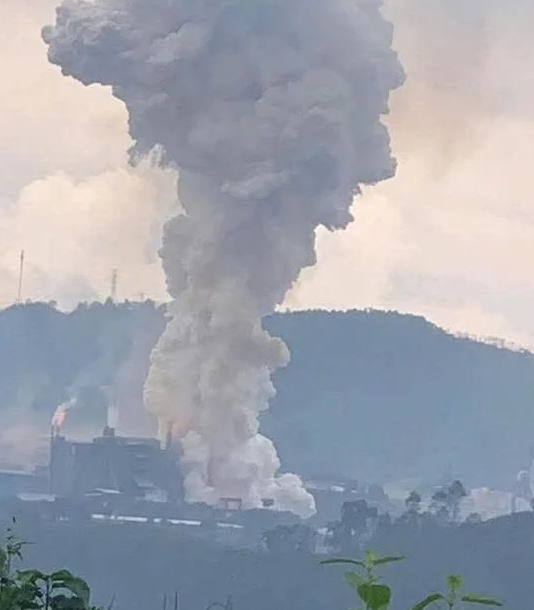 Nổ lớn ở khu công nghiệp Tằng Loỏng, xã Tằng Loỏng, tỉnh Lào Cai, khói bốc ngùn ngụt. Nổ lớn ở khu công nghiệp Tằng Loỏng, xã Tằng Loỏng, tỉnh Lào Cai, khói bốc ngùn ngụt.