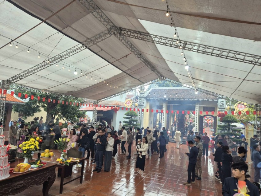 Bấp chấp trời mưa nặng hạt, Càng về trưa lượng người và du khách đổ về khu di tích Bia Bà La Khê ngày càng đông. Bấp chấp trời mưa nặng hạt, Càng về trưa lượng người và du khách đổ về khu di tích Bia Bà La Khê ngày càng đông.