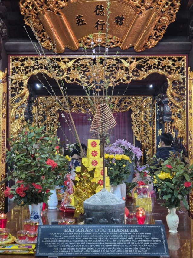 Văn khấn Đức Thánh Bà nơi thờ Đệ Nhị cung phi triều Mạc Thái Tông. Bà tên thật là Trần Thị Hiền - Hoàng phi của Vua Mạc Đăng Doanh. Bà được phong là Đông cung Hoàng hậu sau khi mất. Văn khấn Đức Thánh Bà nơi thờ Đệ Nhị cung phi triều Mạc Thái Tông. Bà tên thật là Trần Thị Hiền - Hoàng phi của Vua Mạc Đăng Doanh. Bà được phong là Đông cung Hoàng hậu sau khi mất.