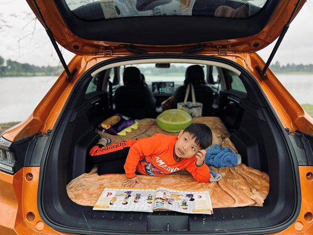 H&agrave;ng ghế sau gập phẳng được đ&atilde; trở th&agrave;nh &ldquo;chiếc giường di động&rdquo; của cậu b&eacute; (Nguồn ảnh: Facebook Trần Danh Nh&acirc;n). &nbsp;