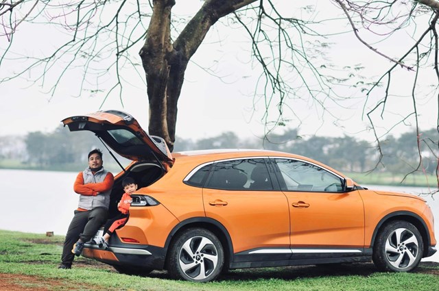 Khi c&oacute; thời gian, anh Nh&acirc;n sẽ c&ugrave;ng con trai l&ecirc;n xe &ldquo;đi lang thang&rdquo; tr&ecirc;n VF 8 (Nguồn ảnh: Facebook Trần Danh Nh&acirc;n). &nbsp;