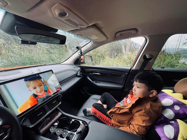 B&eacute; Gấu &ndash; con trai anh Nh&acirc;n &ndash; rất th&iacute;ch chiếc xe VF 8 v&igrave; ngập tr&agrave;n tiện nghi hiện đại (Nguồn ảnh: Facebook Trần Danh Nh&acirc;n). &nbsp;