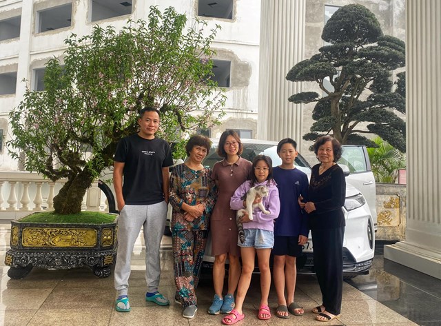 Đại gia đ&igrave;nh nh&agrave; anh Trường chụp ảnh trước chuyến du xu&acirc;n c&ugrave;ng VF 9 (Nguồn ảnh: Facebook Do Truong). &nbsp;