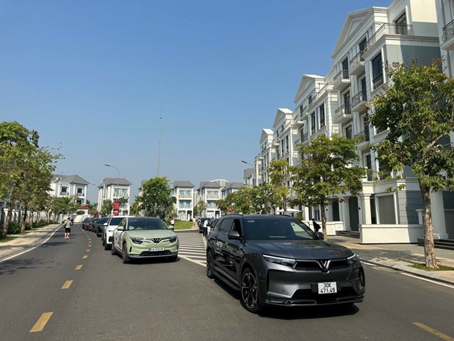 Ch&iacute;nh s&aacute;ch của VinFast tạo ra một &ldquo;c&uacute; h&iacute;ch&rdquo; gi&uacute;p người Việt dễ d&agrave;ng c&oacute; được &ocirc; t&ocirc;. &nbsp;