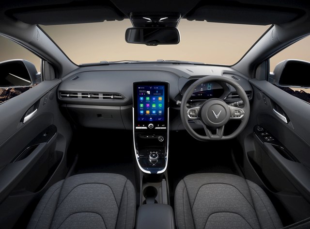 Ảnh nội thất phi&ecirc;n bản VF e34 cho thị trường Indonesia cho thấy xe trang bị ghế nỉ, thay v&igrave; ghế da. &nbsp;