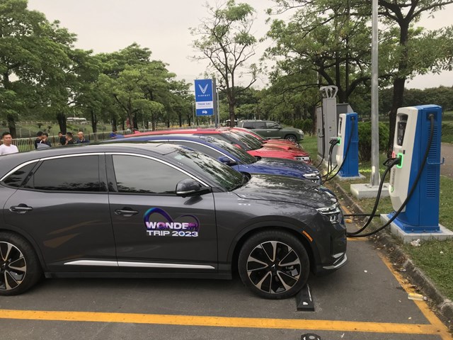 Kh&aacute;ch h&agrave;ng dễ d&agrave;ng sở hữu &ocirc; t&ocirc; điện VinFast với h&agrave;ng loạt ưu đ&atilde;i. &nbsp;