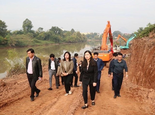 Ph&oacute; Chủ tịch UBND tỉnh Lạng Sơn Trần Thanh Nh&agrave;n c&ugrave;ng đo&agrave;n c&ocirc;ng t&aacute;c kiểm tra dự &aacute;n k&egrave; bờ s&ocirc;ng Kỳ c&ugrave;ng tỉnh Lạng Sơn, tại phường Đ&ocirc;ng Kinh.