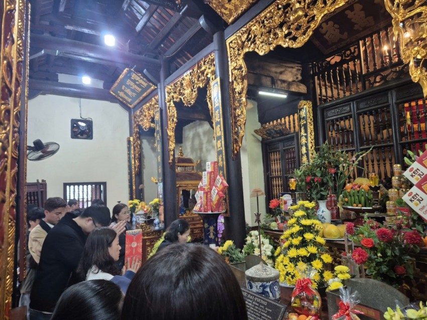 Rất đông người dân đến lễ cầu tài, cầu lộc với mong muốn cả năm Bính Ngọ 2026 gặp nhiều măn mắn trong công việc, kinh doanh, buôn bán.