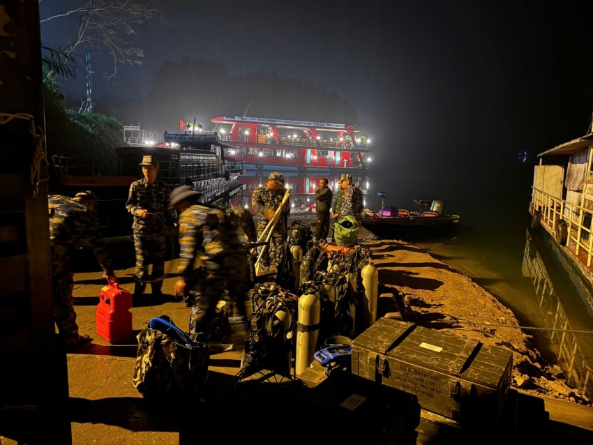 20 đặc công người nhái trắng đêm tìm kiếm nạn nhân mất tích vụ lật tàu chở khách trên hồ Thác Bà 20 đặc công người nhái trắng đêm tìm kiếm nạn nhân mất tích vụ lật tàu chở khách trên hồ Thác Bà