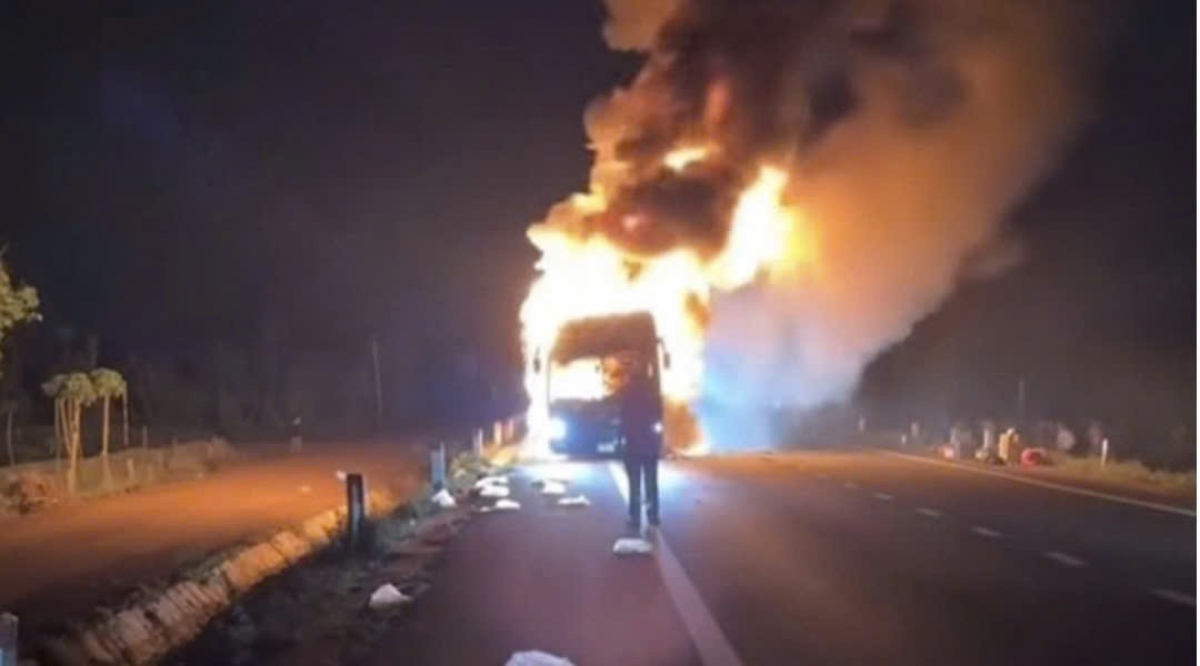 Cháy xe khách giường nằm trên đường Hồ Chí Minh qua Đắk Lắk, 46 người kịp thoát thân