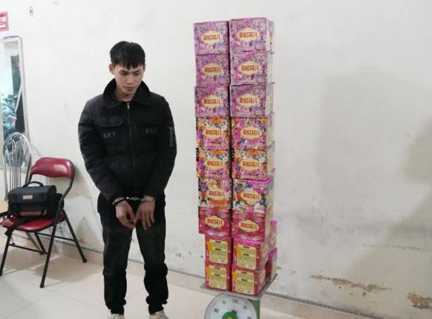 Kẻ chở 3 bao tải chứa hơn nửa tạ pháo hoa nổ trái phép sa lưới