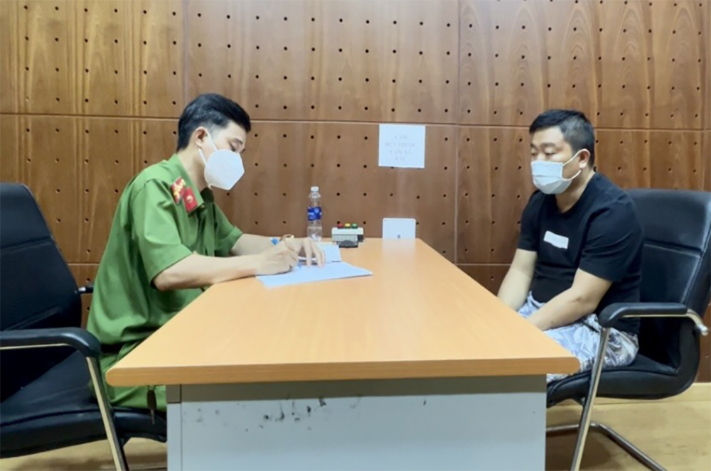 Trần Minh Tuấn tại cơ quan công an. 