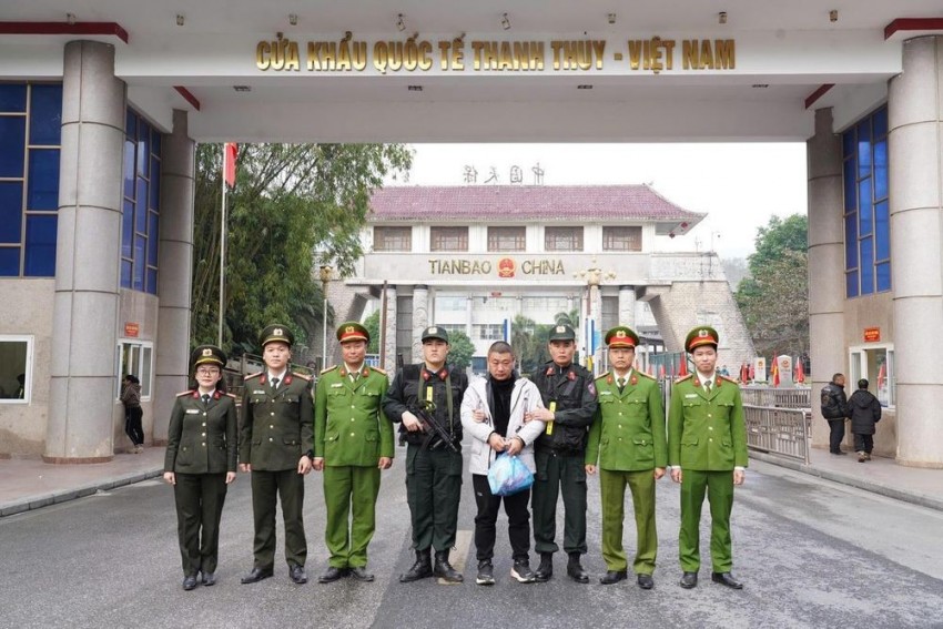 Trao trả đối tượng bị truy nã quốc tế cho cơ quan chức năng Trung Quốc