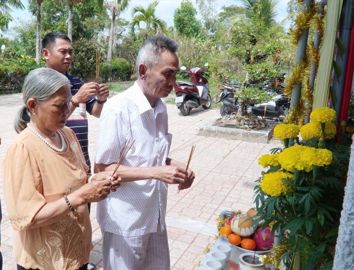 Bàn thờ Tổ quốc – Nét đẹp văn hóa thiêng liêng mỗi độ Tết đến Xuân về Bàn thờ Tổ quốc – Nét đẹp văn hóa thiêng liêng mỗi độ Tết đến Xuân về