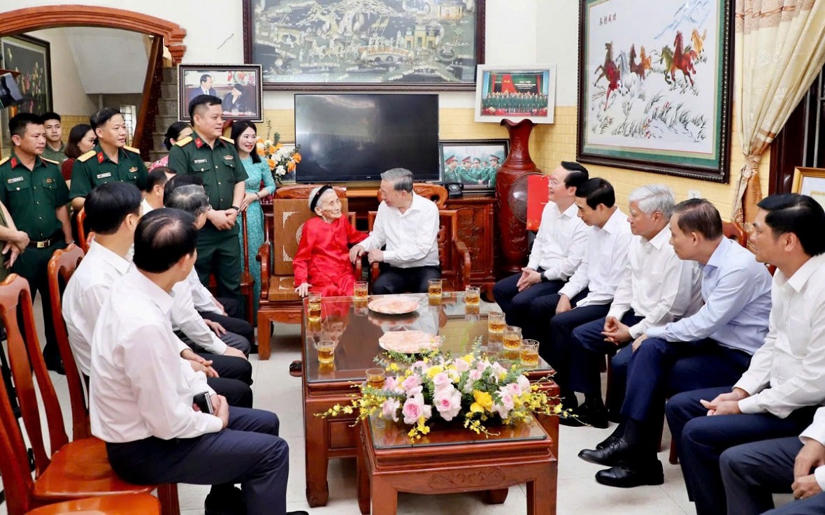 Đồng chí Tổng Bí thư Tô Lâm ân cần thăm hỏi sức khỏe mẹ Việt Nam Anh hùng Lê Thị Sáu. Đồng chí Tổng Bí thư Tô Lâm ân cần thăm hỏi sức khỏe mẹ Việt Nam Anh hùng Lê Thị Sáu.