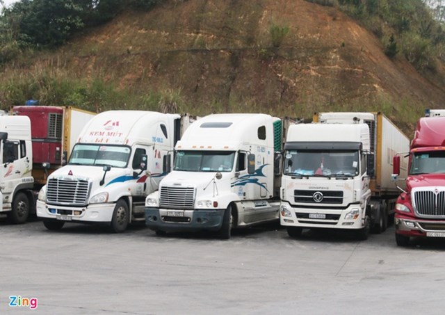 Xe h&agrave;ng nằm chờ tại cửa khẩu trong giai đoạn tạm dừng th&ocirc;ng quan.&nbsp;