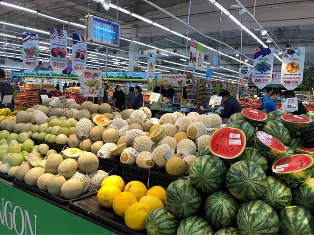 Đại diện c&aacute;c si&ecirc;u thị khẳng định lu&ocirc;n đủ h&agrave;ng Tết để phục vụ người d&acirc;n. Ảnh: C.N