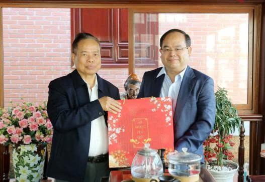 Ông Quản Minh Cường, Ủy viên Trung ương Đảng, Bí thư Tỉnh ủy, Trưởng Đoàn ĐBQH tỉnh đến thăm và chúc Tết đồng chí Nguyễn Duy Hưng, nguyên Bí thư Tỉnh ủy, nguyên Chủ tịch HĐND tỉnh.