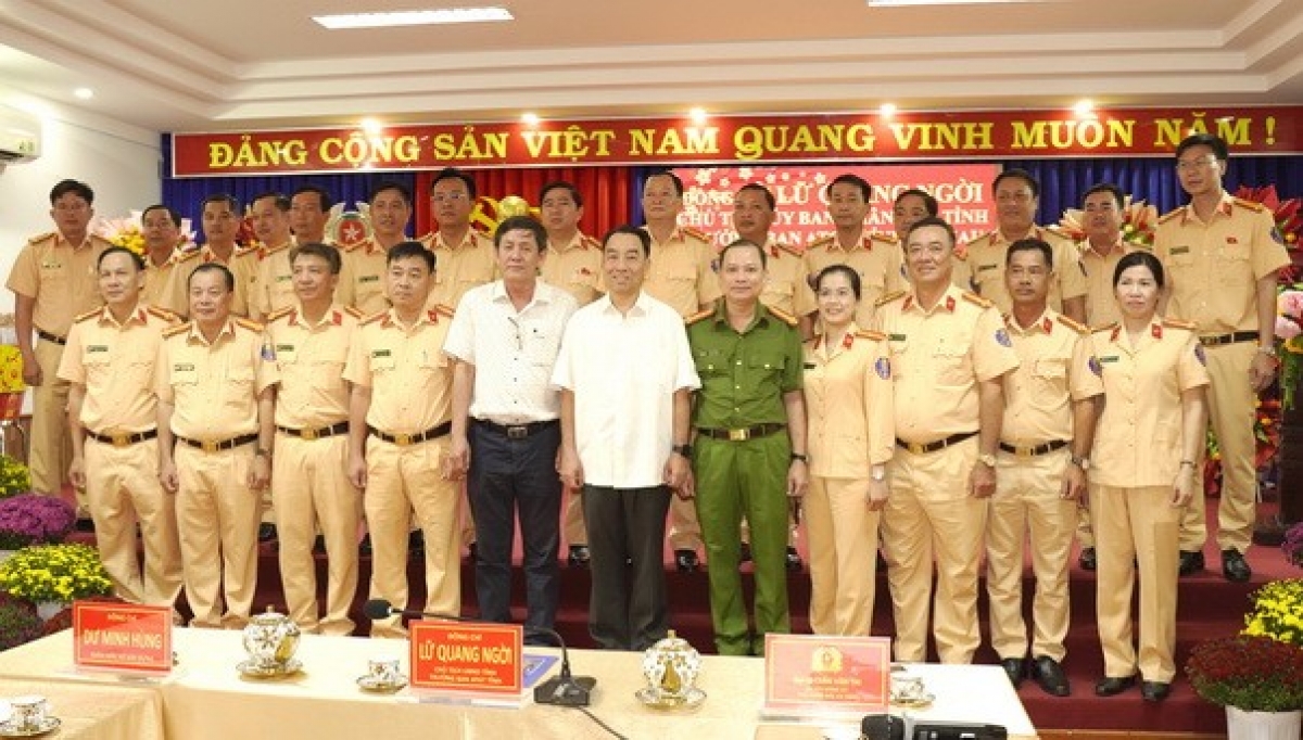 Chủ tịch Cà Mau thăm, chúc Tết lực lượng làm nhiệm vụ bảo đảm TTATGT