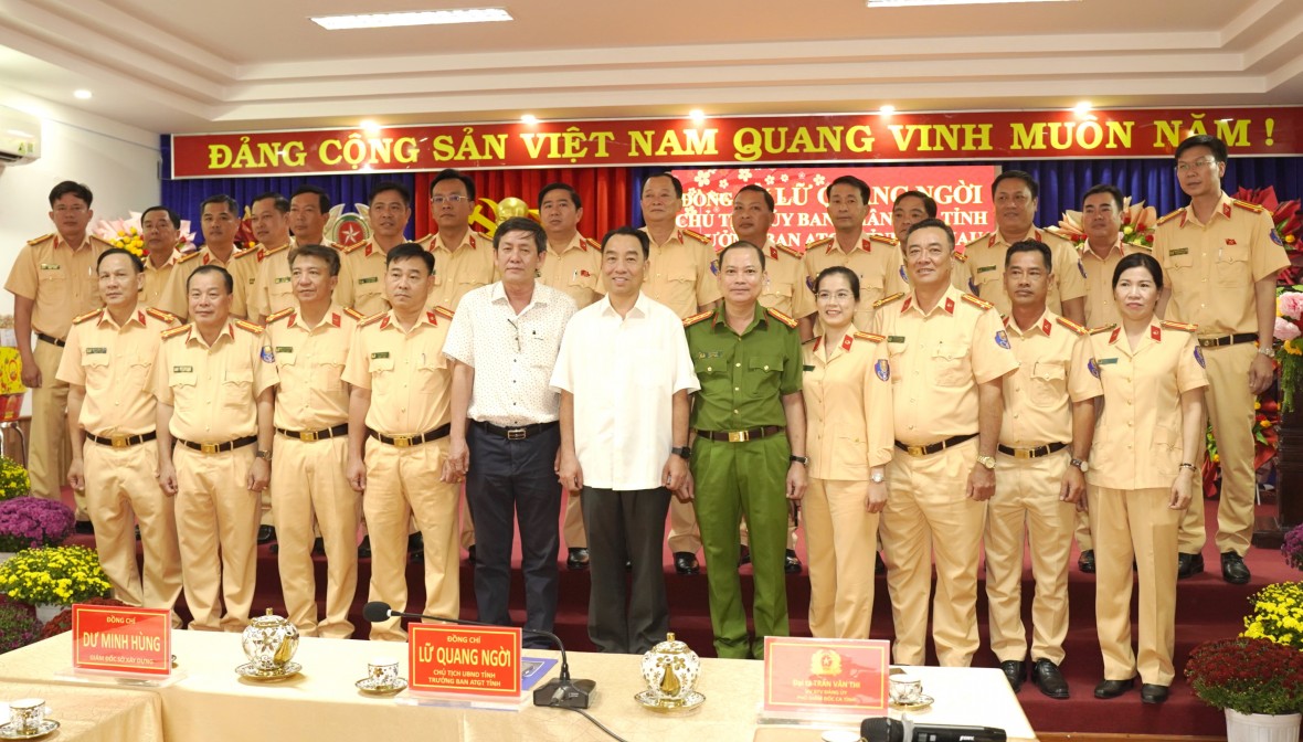 Chủ tịch Cà Mau thăm, chúc Tết lực lượng làm nhiệm vụ bảo đảm TTATGT