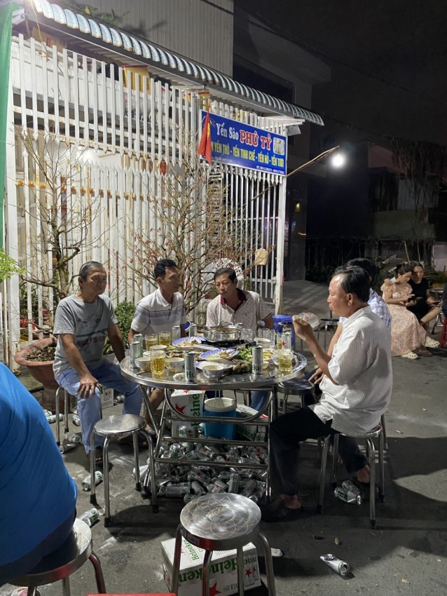 Bữa cơm cuối năm của xóm Hà Huy Giáp - Nguyễn Kế Lân. Bữa cơm cuối năm của xóm Hà Huy Giáp - Nguyễn Kế Lân.