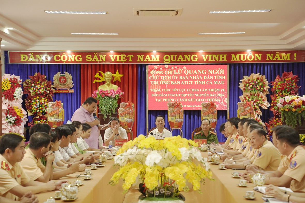 Chủ tịch Cà Mau thăm, chúc Tết lực lượng làm nhiệm vụ bảo đảm TTATGT