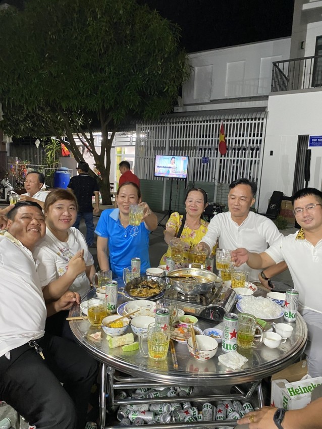 Cảnh sát khu vực, Bí thư, tổ trưởng tổ cùng chung vui với xóm 13. 13 Cảnh sát khu vực, Bí thư, tổ trưởng tổ cùng chung vui với xóm 13. 13