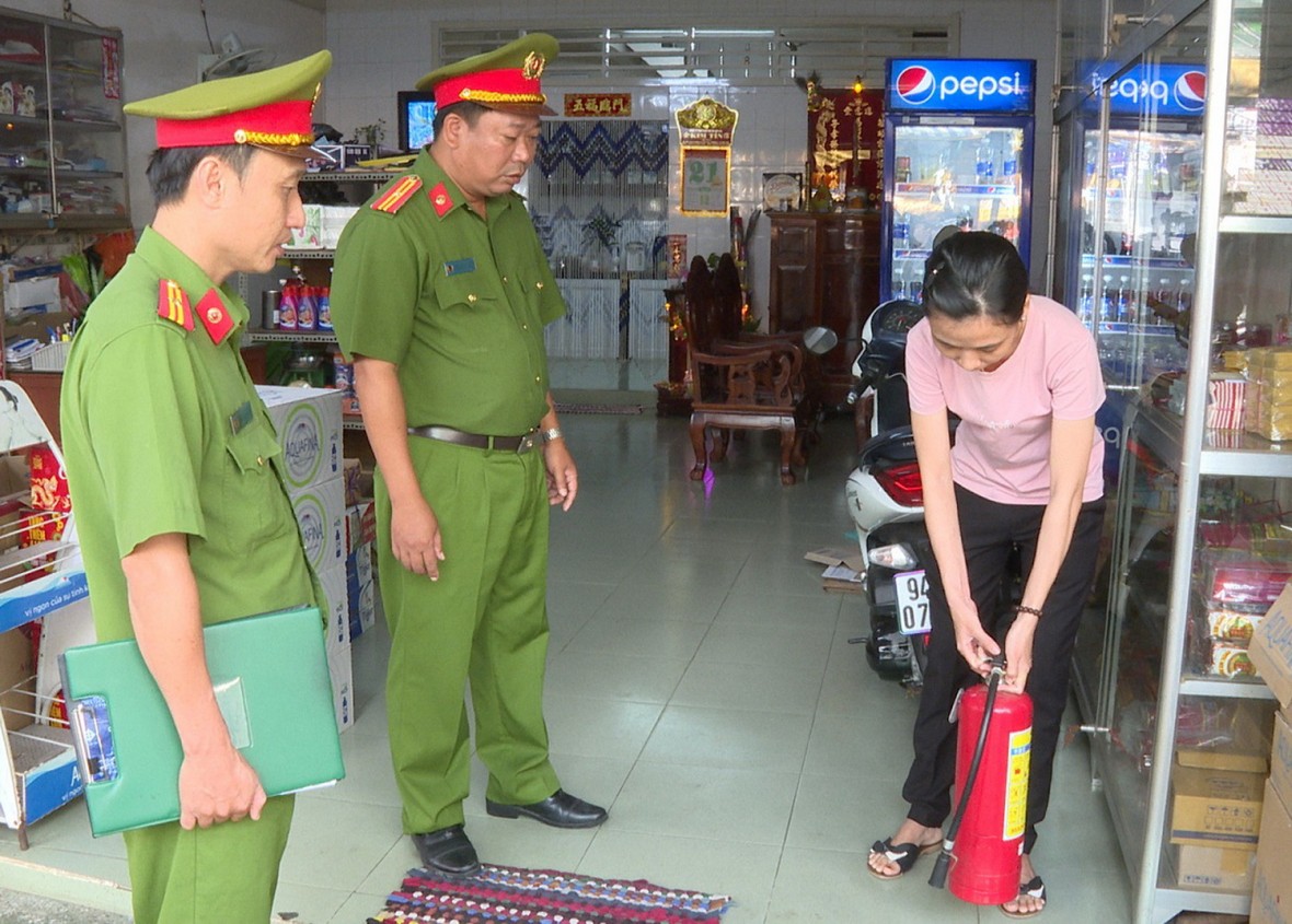 Công an Cà Mau: Tăng cường tuần tra đêm, phòng ngừa tội phạm và cháy, nổ dịp Tết Bính Ngọ Công an Cà Mau: Tăng cường tuần tra đêm, phòng ngừa tội phạm và cháy, nổ dịp Tết Bính Ngọ