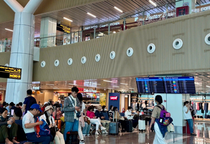 Hành khách chờ bay tại nhà ga T3, Cảng Hàng không quốc tế Tân Sơn Nhất Hành khách chờ bay tại nhà ga T3, Cảng Hàng không quốc tế Tân Sơn Nhất