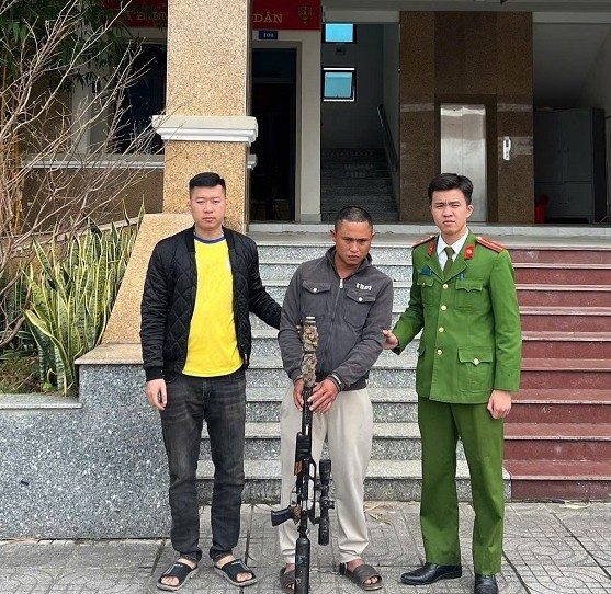 Nguyễn Quang Hợi (giữa) cùng vũ khí bị thu giữ - Ảnh Công an Nghệ An.