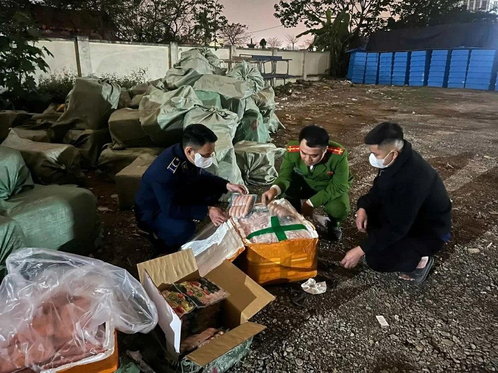 Hà Nội: Thu giữ hơn 10 tấn thực phẩm đông lạnh không rõ nguồn gốc, tiềm ẩn nguy cơ mất an toàn thực phẩm