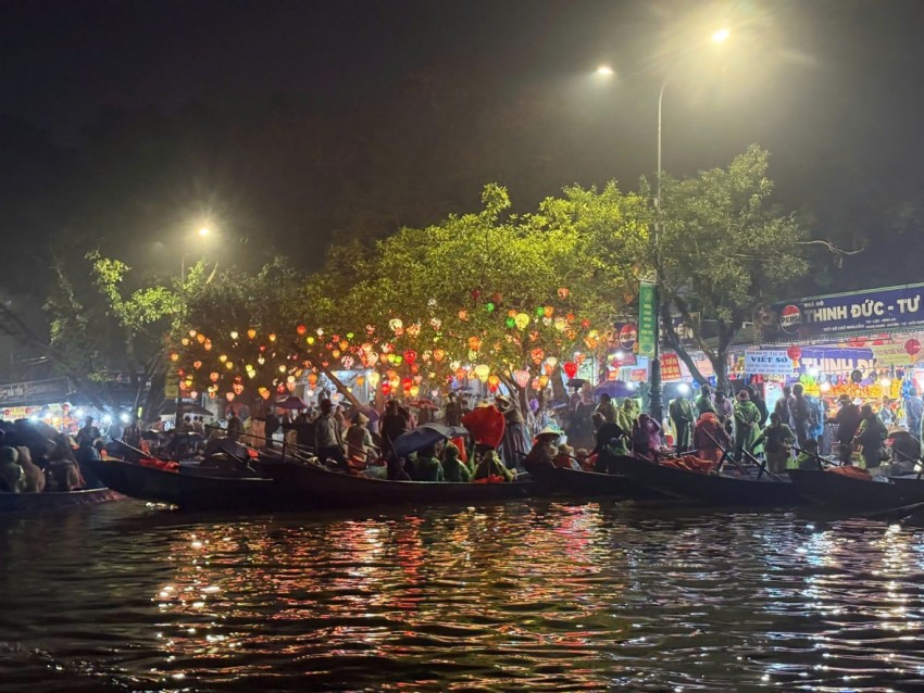 Hàng vạn du khách đội mưa trẩy hội Chùa Hương đầu xuân Bính Ngọ