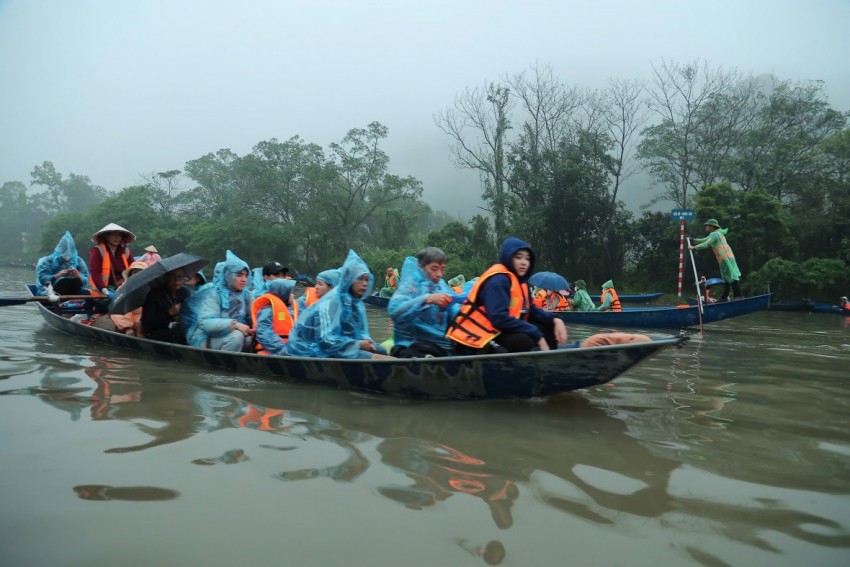 Hàng vạn du khách đội mưa trẩy hội Chùa Hương đầu xuân Bính Ngọ