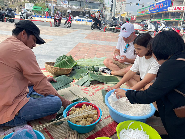 du khach duoc huong dan cach goi banh chung