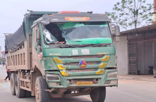 Chiếc xe tải chở đất, phần kính chắn gió phía trước bị vỡ nặng, xuất hiện nhiều vết nứt. Ảnh: Hà Thanh