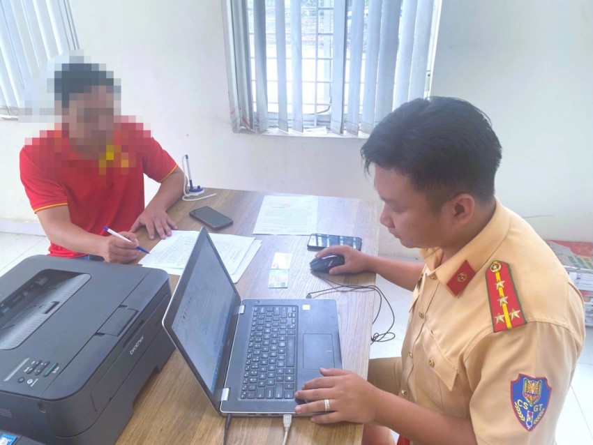 Lực lượng cảnh sát giao thông Đồng Nai xử phạt tài xế xe khách vi phạm sau khi tiếp nhận phản ánh của người dân.