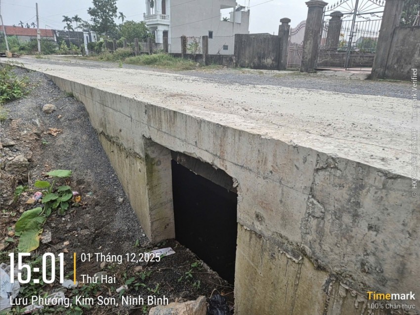 Nhiều hạng mục nắp cống hộp mới được đổ bê tông cũng không được căng dây hay đậy nắp cống tiềm ẩn nguy cơ mất an toàn.