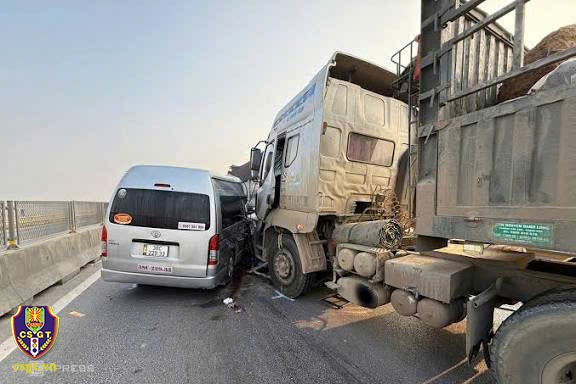 nhiều vụ tai nạn giao thông rất nghiêm trọng và đặc biệt nghiêm trọng xảy ra trên các tuyến cao tốc có liên quan đến xe đầu kéo, xe container