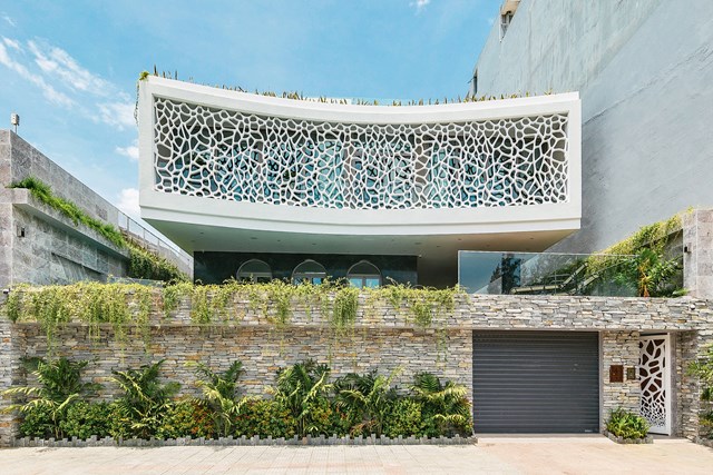 Với diện t&iacute;ch gần 400 m2, biệt thự l&agrave; nơi nghỉ dưỡng cuối tuần của một gia đ&igrave;nh ở Đ&agrave; Nẵng. Từ y&ecirc;u cầu của gia chủ về một c&ocirc;ng tr&igrave;nh hiện đại, vừa giữ được sự ri&ecirc;ng tư vừa h&ograve;a quyện với thi&ecirc;n nhi&ecirc;n, nh&oacute;m kiến tr&uacute;c sư đưa ra &yacute; tưởng thiết kế lấy cảm hứng từ rạn&nbsp;san h&ocirc;.