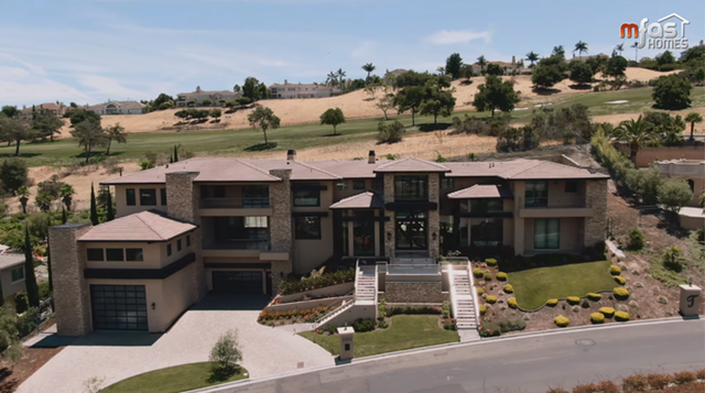 Tọa lạc ở&nbsp;San Jose, California, căn biệt thự n&agrave;y c&oacute; diện t&iacute;ch l&ecirc;n tới 4.000 m2, trong đ&oacute;, khu nh&agrave; ở ch&iacute;nh c&oacute; diện t&iacute;ch 1.500m2, c&ograve;n lại l&agrave; khu&ocirc;n vi&ecirc;n bao quanh.