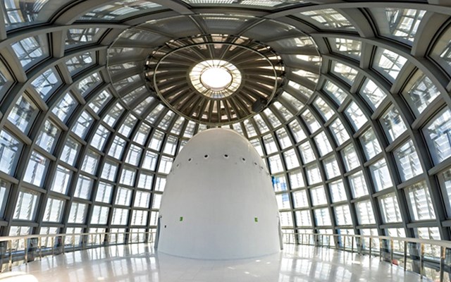 Chưa dừng lại ở đ&oacute;, c&aacute;c m&aacute;i che được t&iacute;nh to&aacute;n v&agrave; lắp đặt ở nhiều g&oacute;c độ kh&aacute;c nhau nhằm l&agrave;m chệch hướng đi của &aacute;nh s&aacute;ng chiếu trực tiếp v&agrave;o t&ograve;a nh&agrave;.&nbsp; &nbsp;