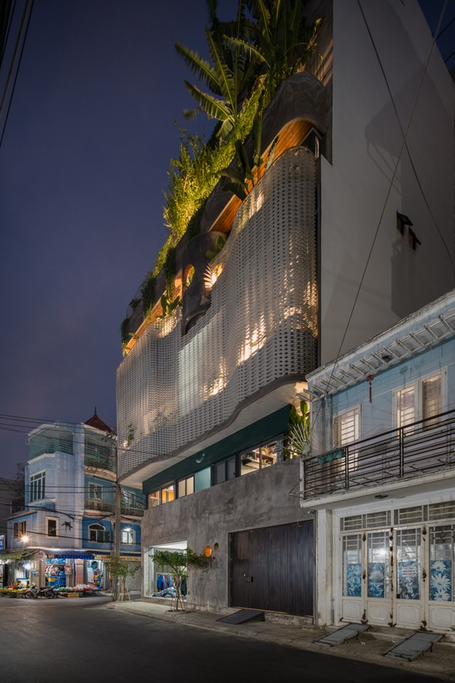 Hoa&rsquo;s House được x&acirc;y dựng tr&ecirc;n khu đất 113 m&eacute;t vu&ocirc;ng với mục ti&ecirc;u tạo lập một kh&ocirc;ng gian tối giản b&ecirc;n ngo&agrave;i, hiện đại v&agrave; đầy đủ c&ocirc;ng năng b&ecirc;n trong.