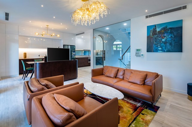 Tầng hai l&agrave; nơi sinh hoạt chung của gia đ&igrave;nh với kh&ocirc;ng gian mở, kết hợp ph&ograve;ng kh&aacute;ch v&agrave; ph&ograve;ng ăn. Nội thất theo t&ocirc;ng m&agrave;u chủ đạo trắng, n&acirc;u gỗ, đen vừa tối giản vừa sang trọng.