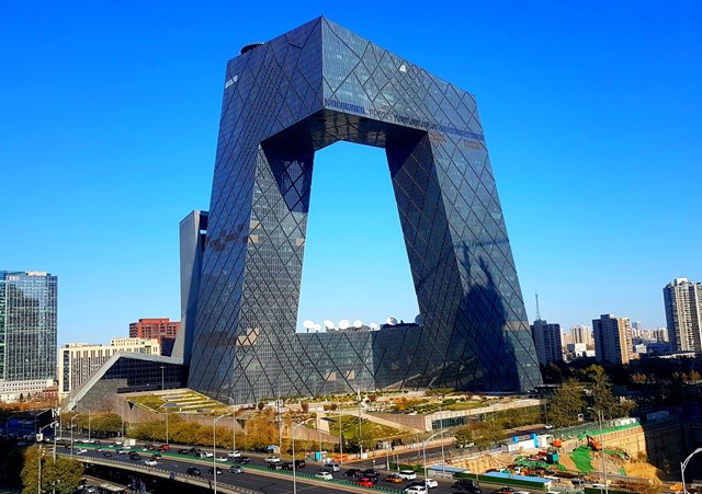 Nằm tại quận Hải Điến, Bắc Kinh, Th&aacute;p truyền h&igrave;nh trung ương Trung Quốc (CCTV) sở hữu thiết kế v&ocirc; c&ugrave;ng kỳ lạ, độc đ&aacute;o,&nbsp;được m&ocirc; tả l&agrave; 