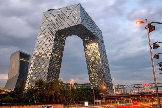 Một trong những điểm nổi bật nhất của t&ograve;a th&aacute;p l&agrave; h&igrave;nh dạng độc đ&aacute;o, được chia l&agrave;m 2 khối nh&agrave; ch&iacute;nh, một d&agrave;nh cho hoạt động ph&aacute;t s&oacute;ng, phần c&ograve;n lại cho dịch vụ v&agrave; hoạt động kh&aacute;c của CCTV.&nbsp; &nbsp;