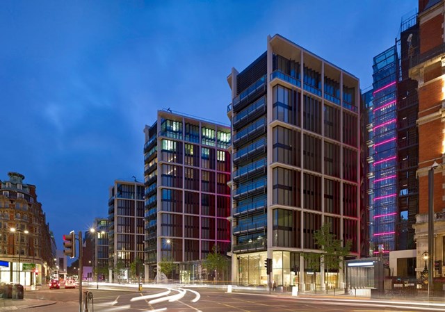 Những cư d&acirc;n tại One Hyde Park c&oacute; thể sử dụng c&aacute;c tiện &iacute;ch cao cấp như hồ bơi, rạp chiếu phim, ph&ograve;ng tắm hơi, trung t&acirc;m thể dục, s&acirc;n golf, hầm rượu, v&agrave; dịch vụ dọn ph&ograve;ng.&nbsp;