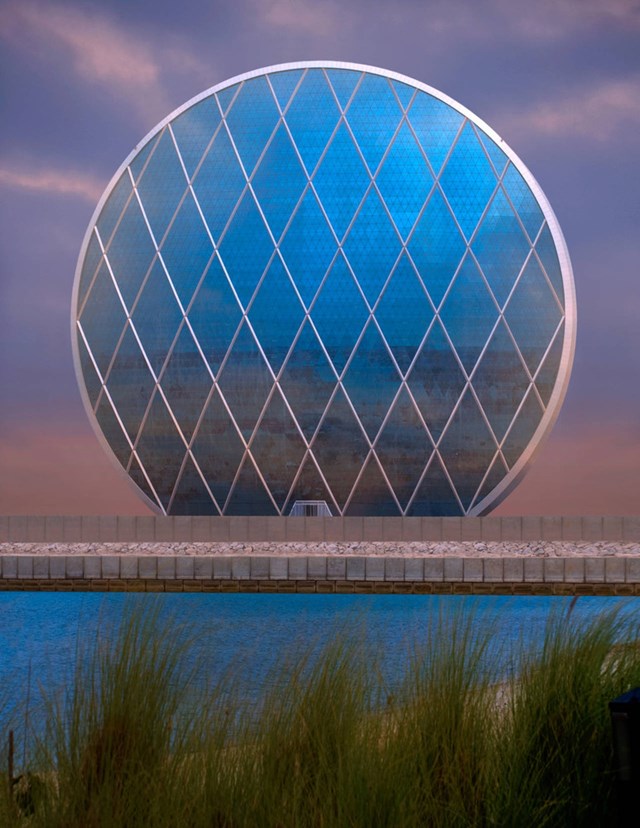 Trong lịch sử ph&aacute;t triển kiến tr&uacute;c,&nbsp;h&igrave;nh tr&ograve;n tượng trưng cho sự thống nhất, ổn định, hợp l&yacute;, c&acirc;n bằng. N&oacute; cũng l&agrave; biểu tượng của sự v&ocirc; hạn, kh&ocirc;ng c&oacute; bắt đầu hay kết th&uacute;c, m&agrave; l&agrave; một sự ho&agrave;n hảo, trọn vẹn bao tr&ugrave;m mọi kh&ocirc;ng gian, thời gian. V&igrave; l&yacute; do đ&oacute;, c&aacute;c kiến tr&uacute;c sư của&nbsp;MZ Architects đ&atilde; thiết kế một c&ocirc;ng tr&igrave;nh h&igrave;nh tr&ograve;n cao hơn tượng Nữ thần tự do, với diện t&iacute;ch rộng bằng 4 s&acirc;n b&oacute;ng đ&aacute;.&nbsp; &nbsp;