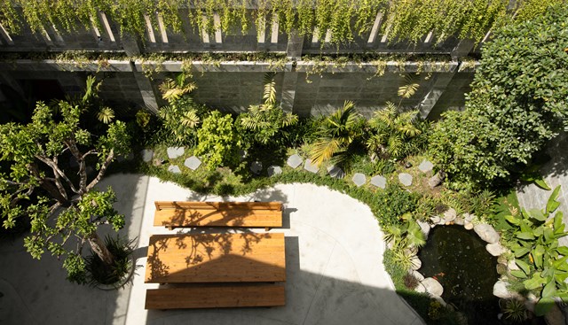 Khu vườn ph&iacute;a sau nh&agrave; được bố tr&iacute; tr&ecirc;n diện t&iacute;ch chiếm gần 1/3 tầng một. Đ&acirc;y l&agrave; nơi trồng nhiều loại c&acirc;y cảnh, c&acirc;y ăn tr&aacute;i l&acirc;u năm của gia chủ c&ugrave;ng với một hồ c&aacute; Koi. Khu vườn c&oacute; vai tr&ograve; điều h&ograve;a kh&ocirc;ng kh&iacute;, tạo n&ecirc;n những mảng xanh cho căn biệt thự.&nbsp;